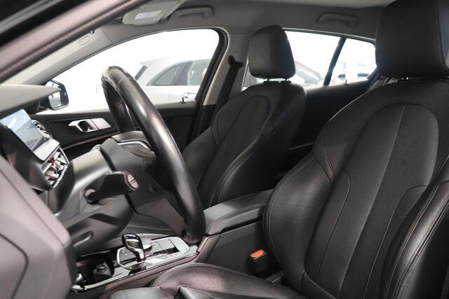 BMW 1-SERIE 118i Business Edition Plus | Camera | Climate control | 18"Lichtmetaal | Sport Line |