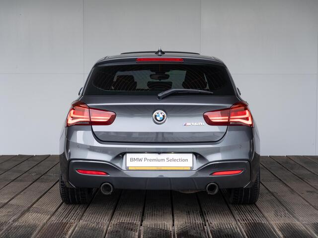BMW 1-SERIE M140i | High Executive | Akrapovic | Harman-Kardon | Stuurwielrand verwarmd | Achteruitrijcamera | Schuif-/kanteldak | Stoelverwarming