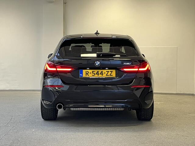 BMW 1-SERIE 118i Sport Introduction Edition | LEDER | CAMERA | STOELVERWARMING |