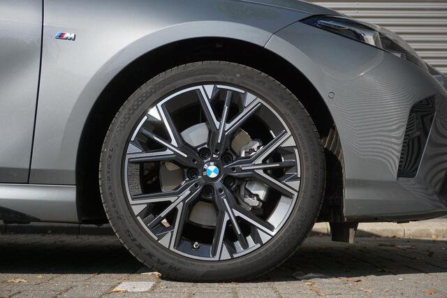 BMW 1-SERIE 5-deurs 120 M Sportpakket Executive | Innovation Pack | Harman-Kardon | Head-Up Display