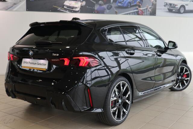 BMW 1-SERIE 123 xDrive | M Sportpakket Pro | Adaptieve Cruise Control | Harman Kardon | Stoel & Stuurwielverwarming | Achteruitrijcamera | Dodehoekdetectie | Comfort Access | Ekris Selection