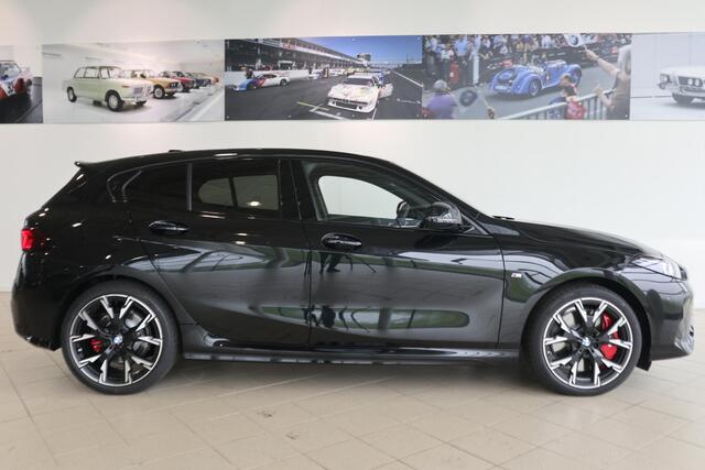 BMW 1-SERIE 123 xDrive | M Sportpakket Pro | Adaptieve Cruise Control | Harman Kardon | Stoel & Stuurwielverwarming | Achteruitrijcamera | Dodehoekdetectie | Comfort Access | Ekris Selection