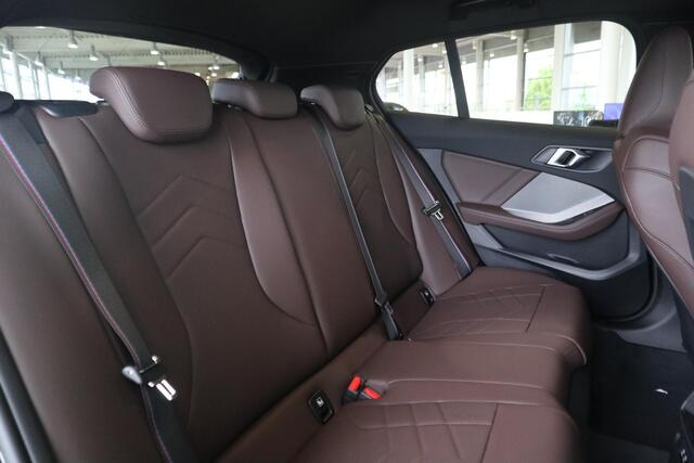 BMW 1-SERIE 123 xDrive | M Sportpakket Pro | Adaptieve Cruise Control | Harman Kardon | Stoel & Stuurwielverwarming | Achteruitrijcamera | Dodehoekdetectie | Comfort Access | Ekris Selection