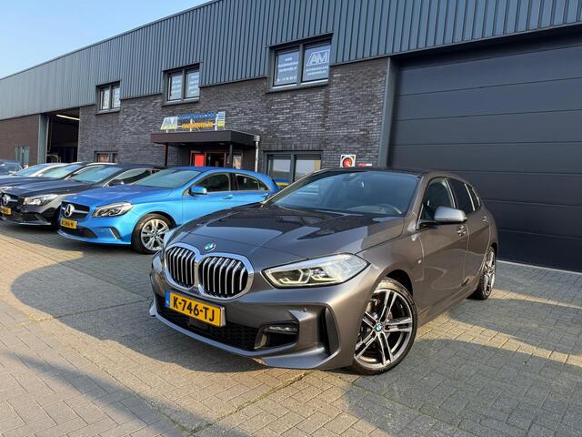 BMW 1-SERIE 116d Executive | 1E EIGENAAR | 12MND GARANTIE | AUTOMAAT | LED | CARPLAY | SFEERVERLICHTING | CRUISE | AIRCO |
