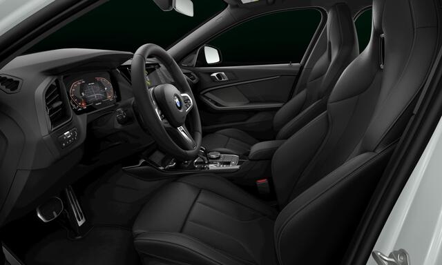 BMW 1-SERIE M135i xDrive | Live Cockpit | Panorama | Schaalstoelen | H&K | Head-Up | ACC | 18"LM | Frozen Pure Grey