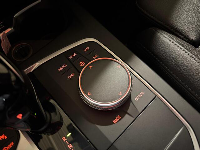 BMW 1-SERIE 116i Introduction Edition Navigatie| Parkeersensoren| Telefoon voorbereiding| Metalliclak| Lichtmetalen velgen| SUPER DEAL!!!!