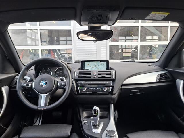 BMW 1-SERIE 118i Corporate Lease High Executive | Navigatie | LM Velgen 17" | Elektrisch Glazen Panoramadak | Voorstoelen Verwarmd | M-Sportpakket | Cruise Control | Airco |