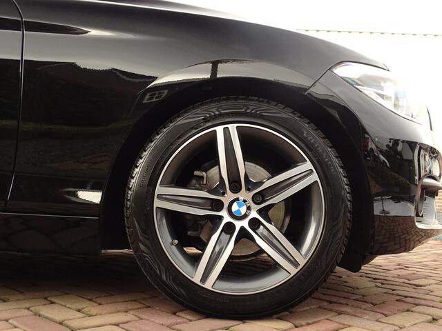 BMW 1-SERIE 118i Executive | M-sportst | Sportstoelen | All-season | All Black | Uniek!