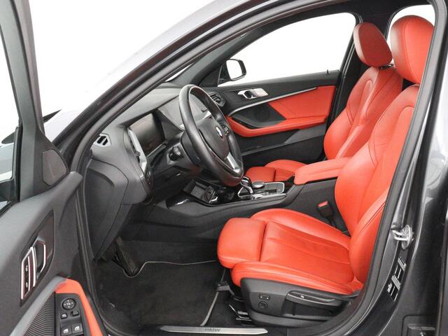 BMW 1-SERIE 118i High Executive | Sport Line | Panoramadak | Leder | Stoelverwarming | Keyless | Live Cockpit | Carplay | Sportstoelen | Navigatie | Spiegel Pakket | Parkeerhulp | Climate control