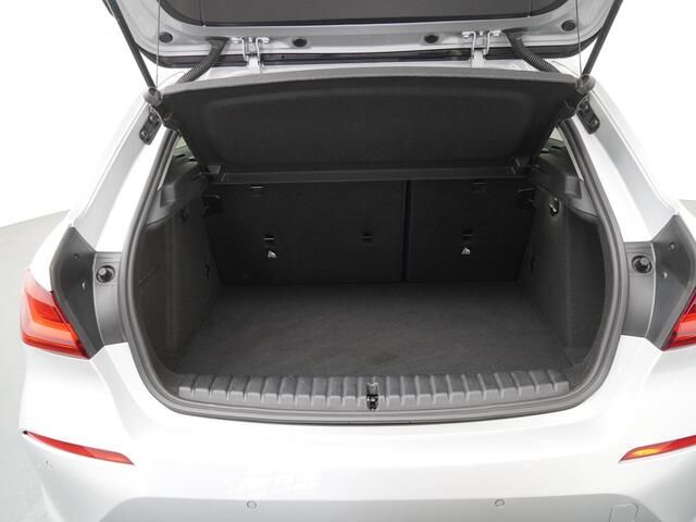 BMW 1-SERIE 118i Executive Edition - Navigatie - Climate Controle - Apple Carplay & Android Auto