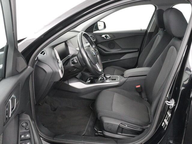 BMW 1-SERIE 116i Business Edition | Carplay | Live Cockpit | Navigatie | Full LED | Navigatie | DAB | Climate control | Cruise control | Bluetooth | Origineel NL