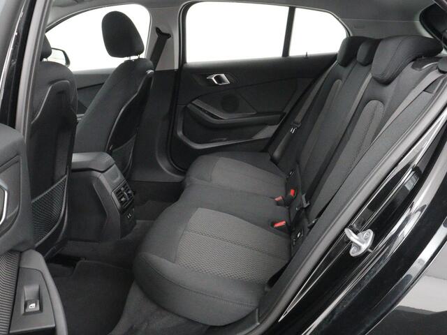 BMW 1-SERIE 116i Business Edition | Carplay | Live Cockpit | Navigatie | Full LED | Navigatie | DAB | Climate control | Cruise control | Bluetooth | Origineel NL