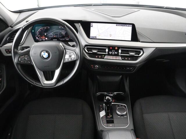 BMW 1-SERIE 116i Business Edition | Carplay | Live Cockpit | Navigatie | Full LED | Navigatie | DAB | Climate control | Cruise control | Bluetooth | Origineel NL