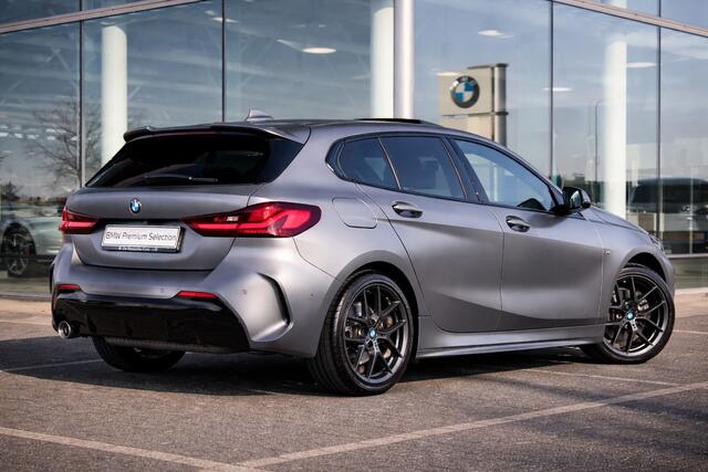 BMW 1-SERIE 118i M Sport Automaat / Panoramadak / Sportstoelen / Achteruitrijcamera / LED / Live Cockpit Professional / M Sportonderstel