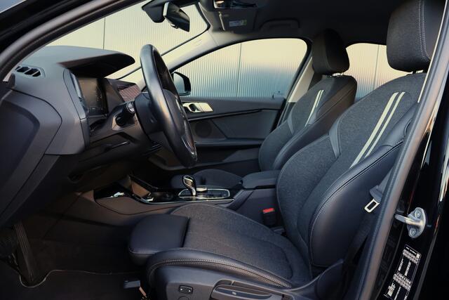 BMW 1-SERIE 116i Sportline Automaat | Adaptieve Cruise Control | Live Cockpit | Sportstoelen | Half Leer | Apple Carplay / Android Auto | Parkeersensoren | Sport Line