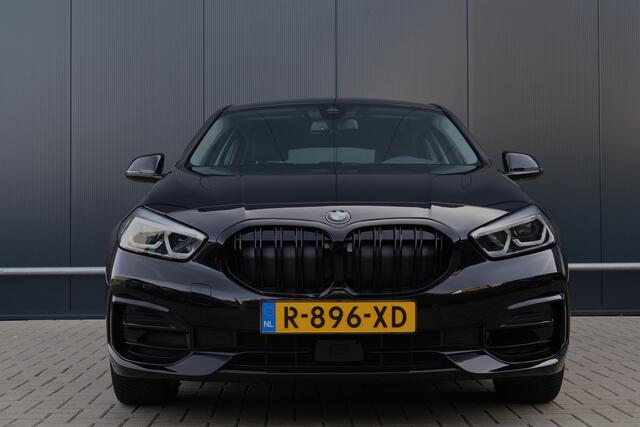 BMW 1-SERIE 116i Sportline Automaat | Adaptieve Cruise Control | Live Cockpit | Sportstoelen | Half Leer | Apple Carplay / Android Auto | Parkeersensoren | Sport Line