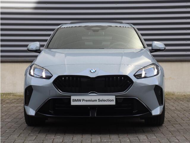 BMW 1-SERIE 5-deurs 120 | M Sportpakket Pro | Panodak | Harman Kardon | Driving Assistant | Camera | Sportstoelen | Comfort Access | Getint Glas | Verwarmd Stuurwiel | 19'' LMV