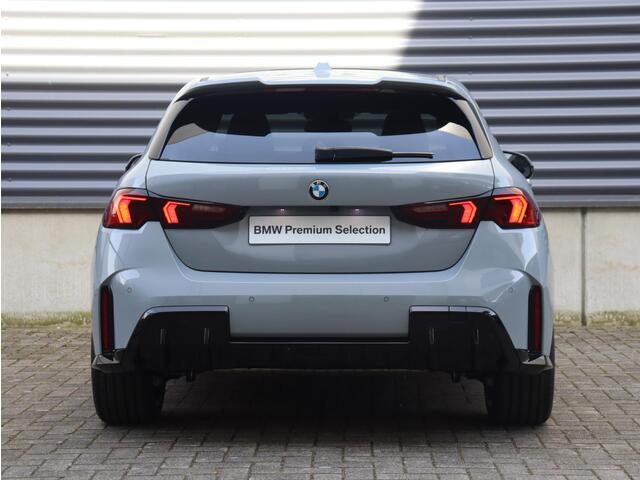 BMW 1-SERIE 5-deurs 120 | M Sportpakket Pro | Panodak | Harman Kardon | Driving Assistant | Camera | Sportstoelen | Comfort Access | Getint Glas | Verwarmd Stuurwiel | 19'' LMV