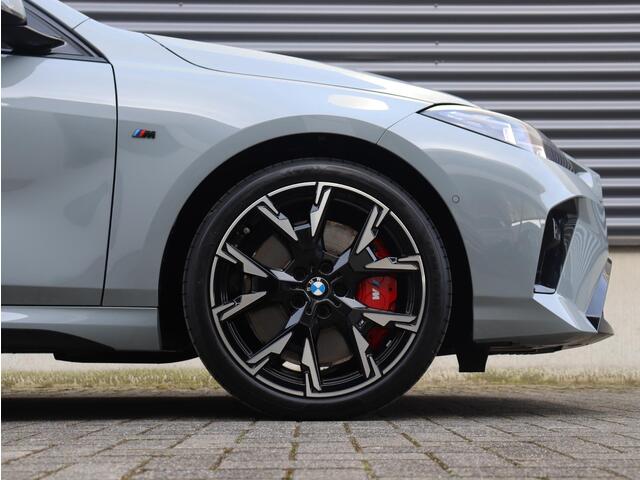 BMW 1-SERIE 5-deurs 120 | M Sportpakket Pro | Panodak | Harman Kardon | Driving Assistant | Camera | Sportstoelen | Comfort Access | Getint Glas | Verwarmd Stuurwiel | 19'' LMV