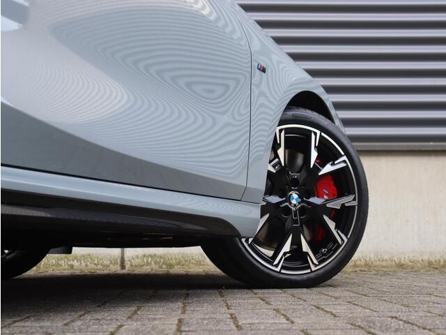 BMW 1-SERIE 5-deurs 120 | M Sportpakket Pro | Panodak | Harman Kardon | Driving Assistant | Camera | Sportstoelen | Comfort Access | Getint Glas | Verwarmd Stuurwiel | 19'' LMV
