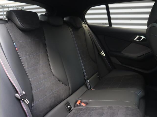 BMW 1-SERIE 5-deurs 120 | M Sportpakket Pro | Panodak | Harman Kardon | Driving Assistant | Camera | Sportstoelen | Comfort Access | Getint Glas | Verwarmd Stuurwiel | 19'' LMV