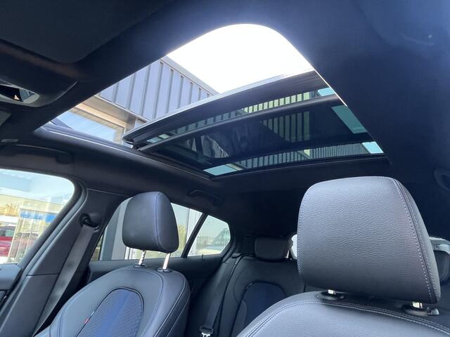 BMW 1-SERIE M135i xDrive High Executive M Sport 306pk Automaat | Panodak | Elektr. achterklep | arking Pakket | Spiegel Pakket | Draadloze telefoonlader | etc. etc.