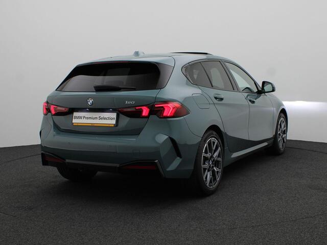 BMW 1-SERIE 120 M Sportpakket | Glazen Panoramadak | Driving Assistant Plus | Head-Up Display | 18"