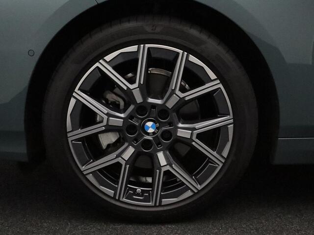 BMW 1-SERIE 120 M Sportpakket | Glazen Panoramadak | Driving Assistant Plus | Head-Up Display | 18"