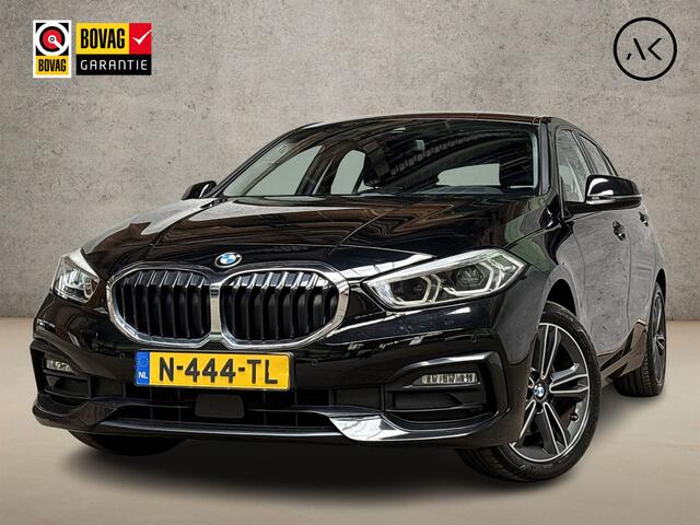 BMW 1-SERIE 118i Sportline Automaat (APPLE CARPLAY, DEALER ONDERHOUDEN, GROOT NAVI, LEDER, CAMERA, STOELVERWARMING, SPORTSTOELEN, LANE ASSIST, NIEUWE APK, NIEUWSTAAT)