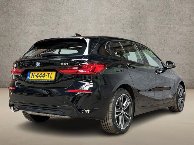 BMW 1-SERIE 118i Sportline Automaat (APPLE CARPLAY, DEALER ONDERHOUDEN, GROOT NAVI, LEDER, CAMERA, STOELVERWARMING, SPORTSTOELEN, LANE ASSIST, NIEUWE APK, NIEUWSTAAT)