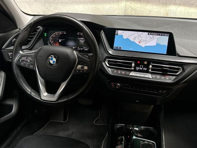 BMW 1-SERIE 118i Sportline Automaat (APPLE CARPLAY, DEALER ONDERHOUDEN, GROOT NAVI, LEDER, CAMERA, STOELVERWARMING, SPORTSTOELEN, LANE ASSIST, NIEUWE APK, NIEUWSTAAT)
