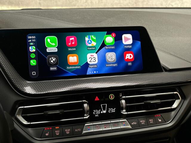 BMW 1-SERIE 118i Sportline Automaat (APPLE CARPLAY, DEALER ONDERHOUDEN, GROOT NAVI, LEDER, CAMERA, STOELVERWARMING, SPORTSTOELEN, LANE ASSIST, NIEUWE APK, NIEUWSTAAT)