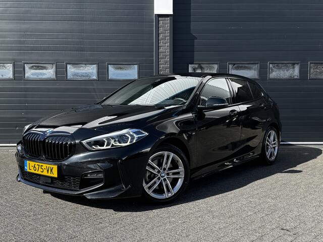 BMW 1-SERIE 118i Business Edition M-Sport Shadow Automaat | Navi | Cruise | Carplay | Sfeer | ¤19.900,- incl. BTW