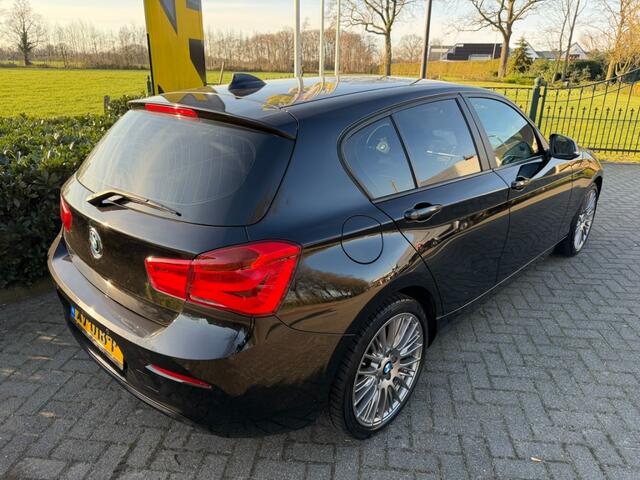 BMW 1-SERIE 118i Aut8 Sport Line Edition Led / Carplay / Camera