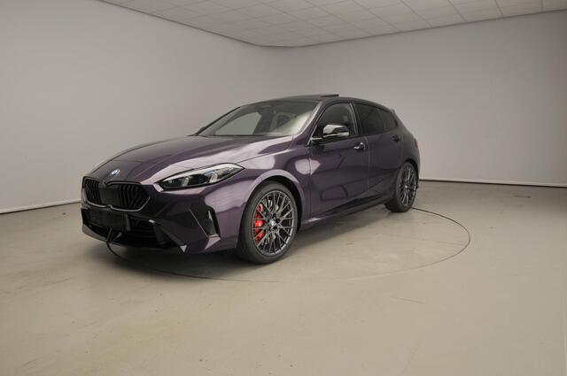 BMW 1-SERIE 5-deurs 120 M-Sportpakket / Panoramadak / Trekhaak / Driving assist plus / Getint glas / Alu wielen 19 inch