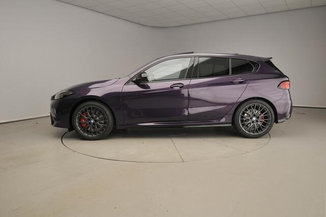 BMW 1-SERIE 5-deurs 120 M-Sportpakket / Panoramadak / Trekhaak / Driving assist plus / Getint glas / Alu wielen 19 inch