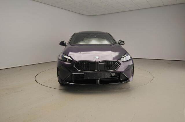 BMW 1-SERIE 5-deurs 120 M-Sportpakket / Panoramadak / Trekhaak / Driving assist plus / Getint glas / Alu wielen 19 inch