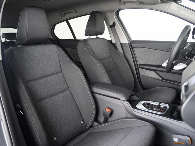 BMW 1-SERIE 120 | M Sport | Achteruitrijcamera | Stoelverwarming | PDC | 18''