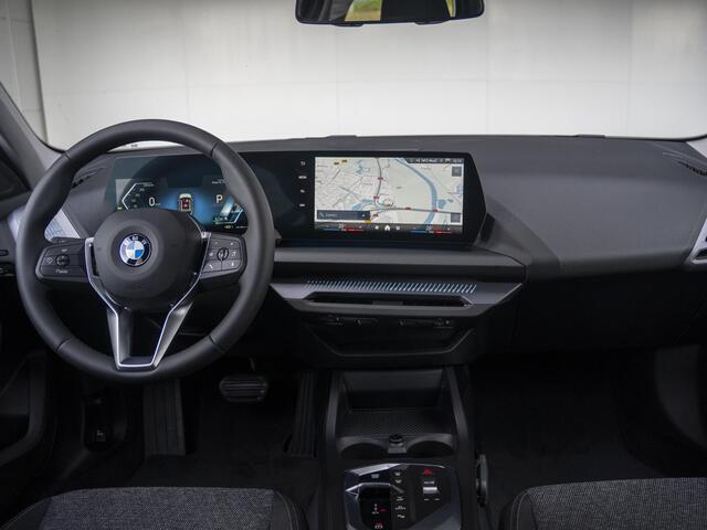 BMW 1-SERIE 120 | M Sport | Achteruitrijcamera | Stoelverwarming | PDC | 18''