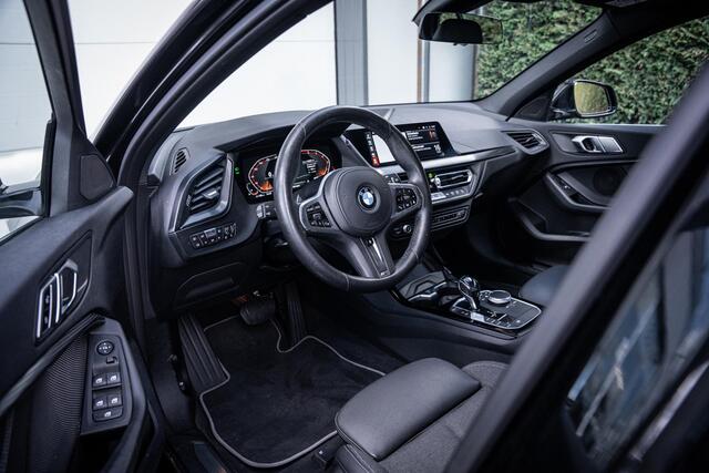 BMW 1-SERIE 118i Executive AUT8|Camera|Carplay|LED|Sfeerverl.|Stuur&stoelverw.|NL-auto|Dealer-onderhouden
