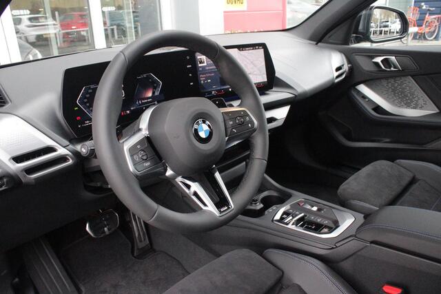 BMW 1-SERIE 120 170PK M SPORT | PANORAMA SCHUIF/KANTEL DAK | 18" LICHTMETALEN VELGEN | DODEHOEK DETECTIE | DRAADLOZE APPLE CARPLAY/ANDROID AUTO | NAVIGATIE | ACHTERUITRIJ CAMERA | ADAPTIEF M ONDERSTEL | SFEER VERLICHTING | STOEL VERWARMING | DAB+ RADIO | ALCANTARA BE