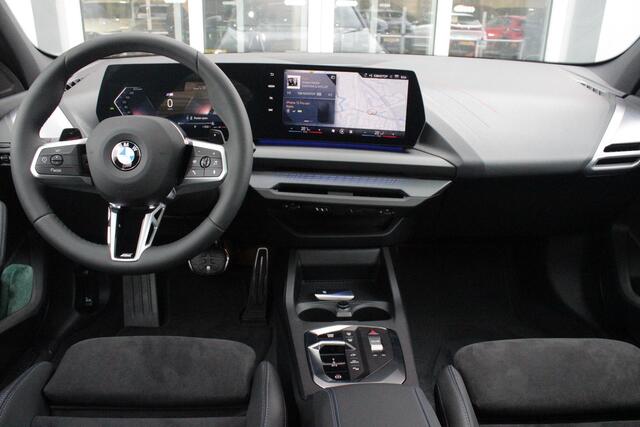 BMW 1-SERIE 120 170PK M SPORT | PANORAMA SCHUIF/KANTEL DAK | 18" LICHTMETALEN VELGEN | DODEHOEK DETECTIE | DRAADLOZE APPLE CARPLAY/ANDROID AUTO | NAVIGATIE | ACHTERUITRIJ CAMERA | ADAPTIEF M ONDERSTEL | SFEER VERLICHTING | STOEL VERWARMING | DAB+ RADIO | ALCANTARA BE