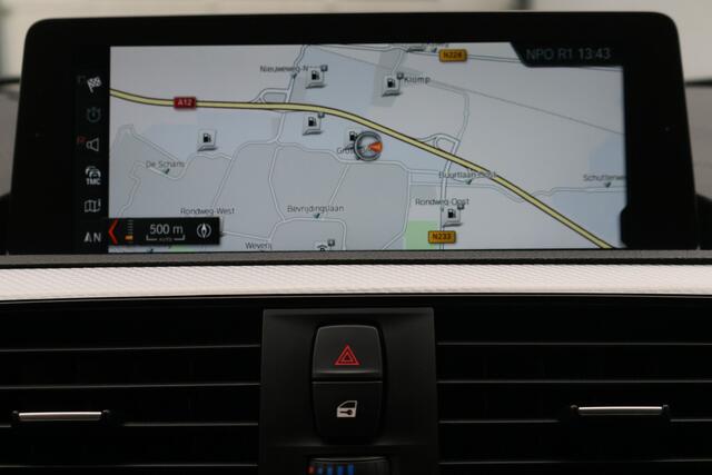 BMW 1-SERIE 120i Edition Sport Line Shadow High Executive Leer, H&K, Camera, Keyless, Cruise, Standkachel, Bluetooth, PDC, DAB, 18''