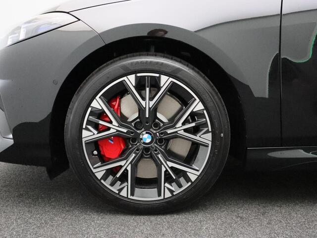 BMW 1-SERIE 120 M Sport Design Edition | M Sportpakket Pro | Driving Assistant Plus | Harman Kardon | 18"
