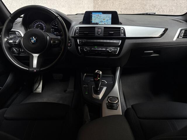 BMW 1-SERIE 118i M Sport Line Shadow Automaat (NAVIGATIE, M PAKKET, VIRTUAL COCKPIT, STOELVERWARMING, SPORTSTOELEN, ZWART HEMEL, GETINT GLAS, PARKEERSENSOREN, NIEUWSTAAT)