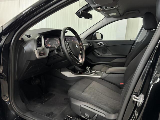 BMW 1-SERIE 118i Executive Edition AUTOMAAT DIGI-DASH NAVI CARPLAY LMV 2X-PDC