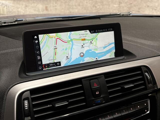 BMW 1-SERIE 118i M Sport High Executive Automaat (GROOT NAVI, M PAKKET, VIRTUAL COCKPIT, LEDER, STOELVERWARMING, SPORTSTOELEN, GETINT GLAS, PARKEERSENSOREN, NIEUWE APK, NIEUWSTAAT)