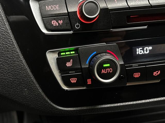 BMW 1-SERIE 118i M Sport High Executive Automaat (GROOT NAVI, M PAKKET, VIRTUAL COCKPIT, LEDER, STOELVERWARMING, SPORTSTOELEN, GETINT GLAS, PARKEERSENSOREN, NIEUWE APK, NIEUWSTAAT)