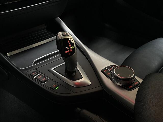 BMW 1-SERIE 118i M Sport High Executive Automaat (GROOT NAVI, M PAKKET, VIRTUAL COCKPIT, LEDER, STOELVERWARMING, SPORTSTOELEN, GETINT GLAS, PARKEERSENSOREN, NIEUWE APK, NIEUWSTAAT)