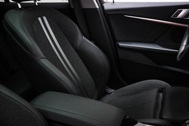 BMW 1-SERIE 118i Business Edition | SPORT LINE | PANORAMADAK | SPORTSTOELEN | DAB | APPLE